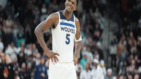 基恩披露：红军粉丝热议事件，家乡新星阿诺德遭遇非议引广泛争论！